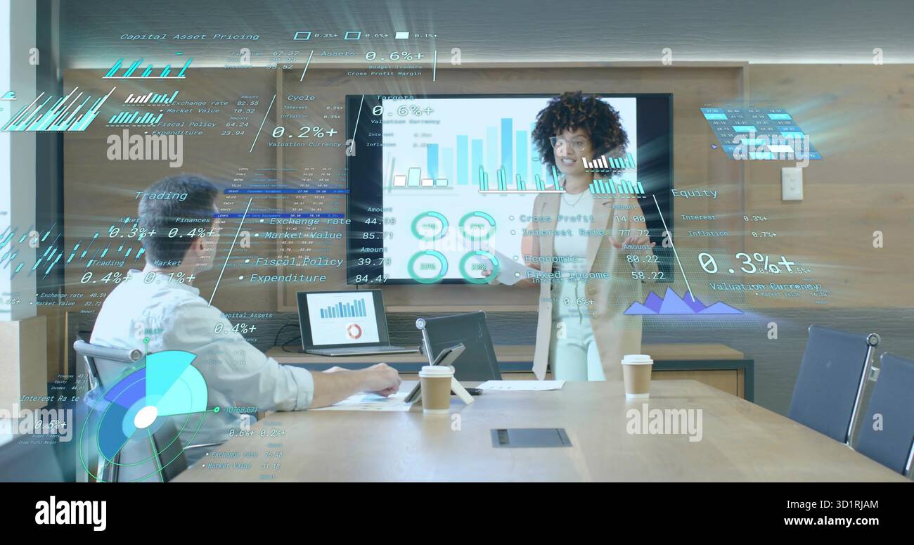 Geste femme d'affaires afro-américaine présentant des graphiques à l'écran dans la salle de réunion, avec ordinateur portable Banque D'Images