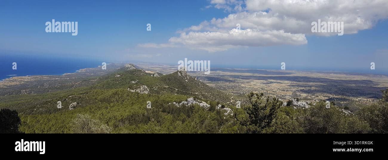 Le panorama de montagnes Pentadaktylos dans Kantara domaine dans l'île de Chypre Banque D'Images