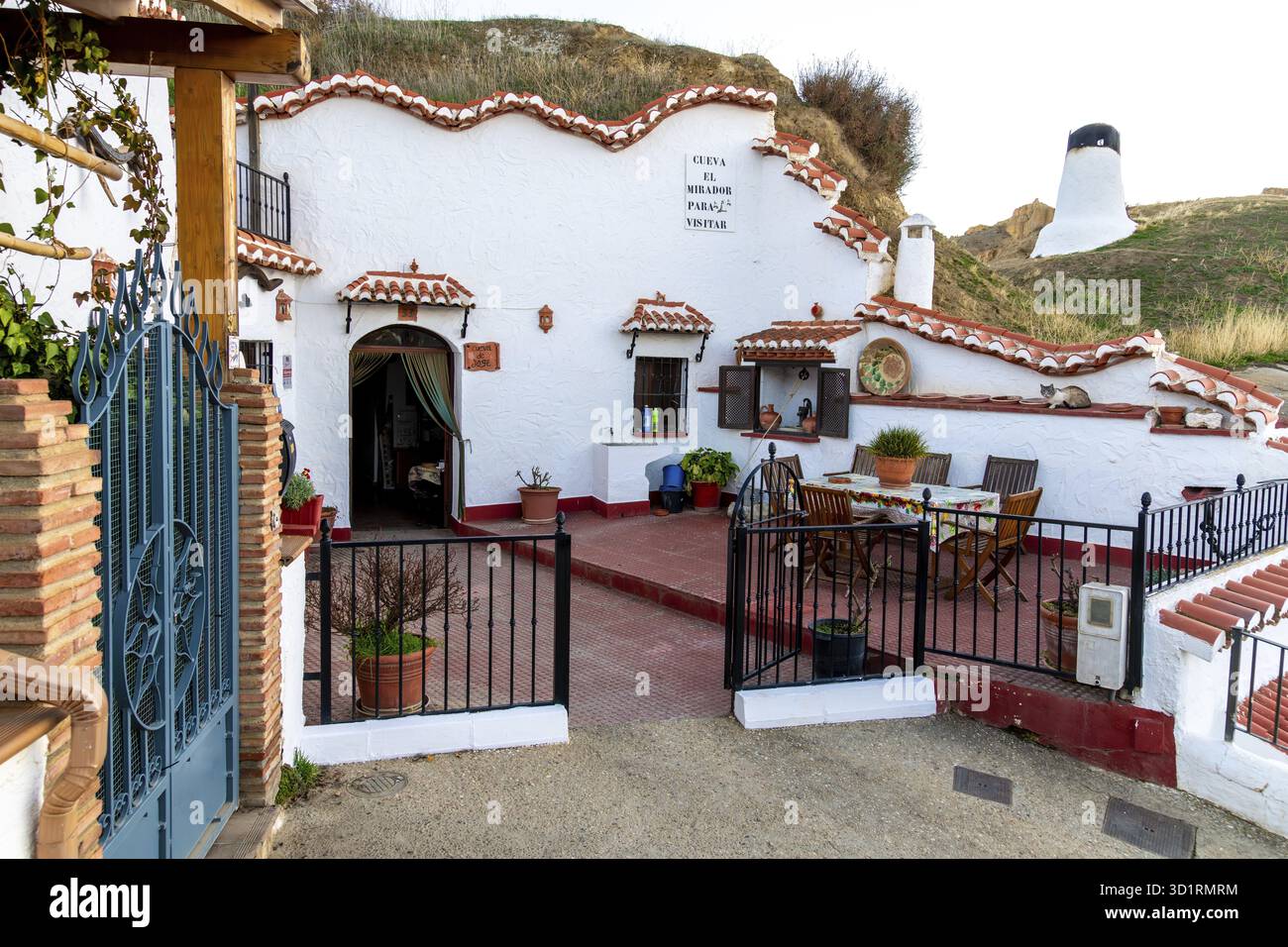 Guadix, Grenade - Espagne - 01-24-2024 : gros plan d'une entrée d'une grotte à Guadix, avec une cour décorative, du plâtre blanc et du traditi Banque D'Images