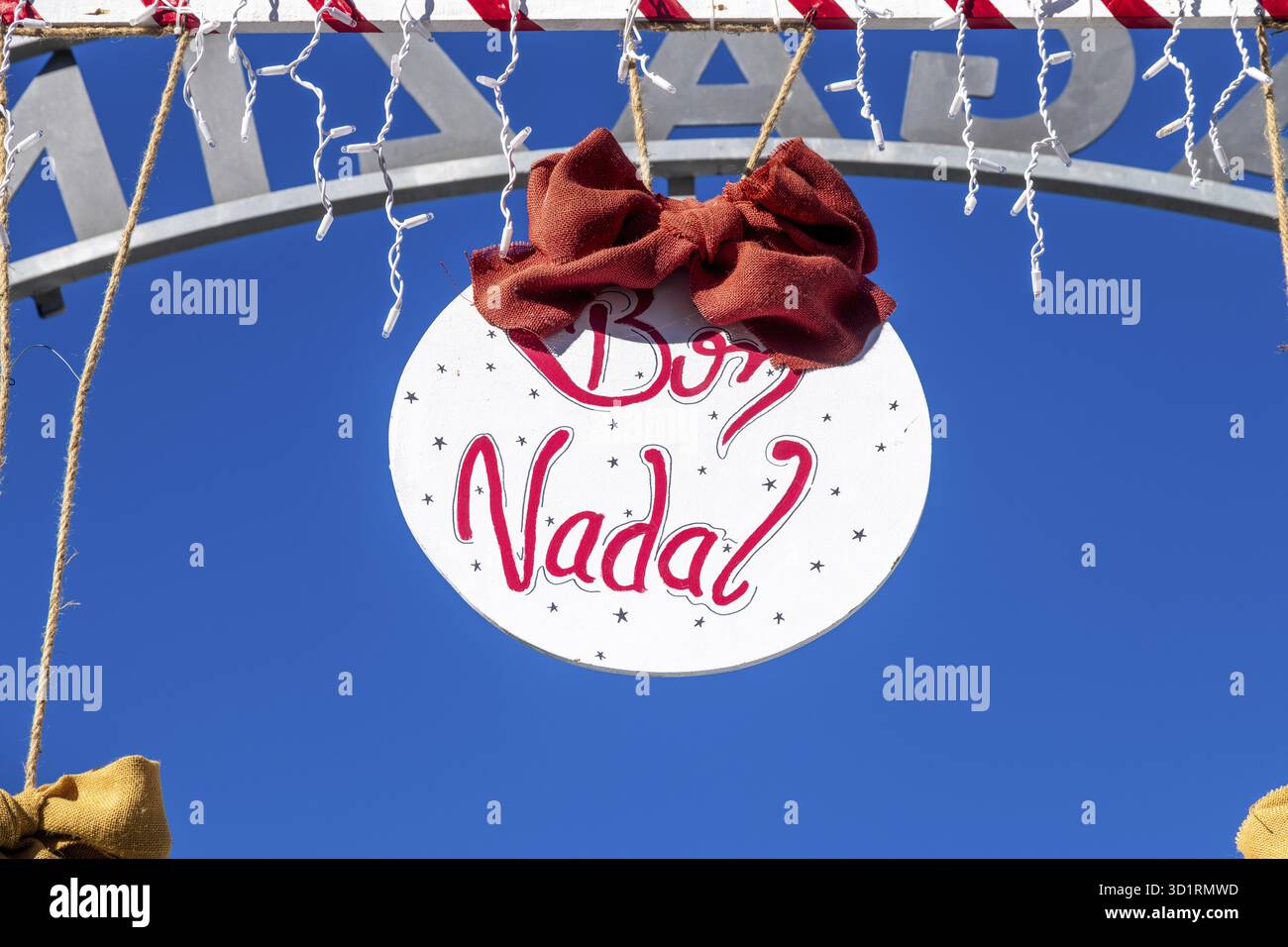 Denia, Alicante - Espagne - 2023 : ciel bleu vif avec signe de Noël « bon Nadal » et arc rouge Banque D'Images