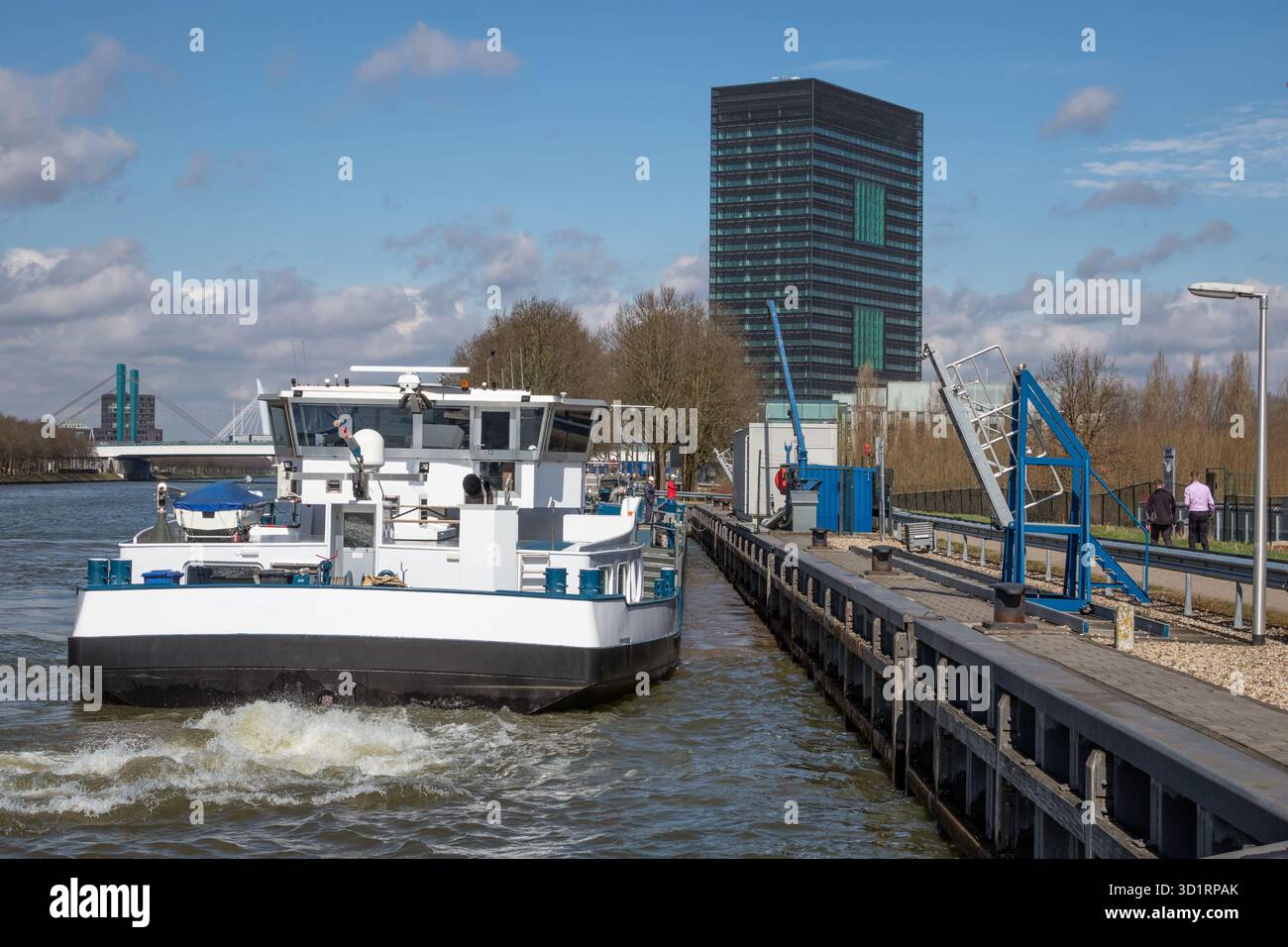 Dutch canal Amsterdam-Rijn avec amarrage au point de passage d'huile Banque D'Images
