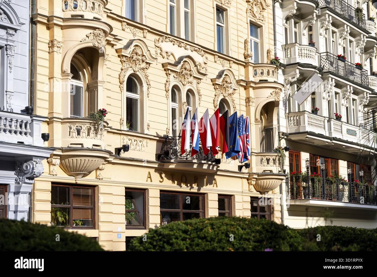 Carlsbad, Karlovy Vary - République tchèque - 2022 : L'hôtel Astoria de Karlovy Vary arbore des drapeaux internationaux sur son balcon orné Banque D'Images