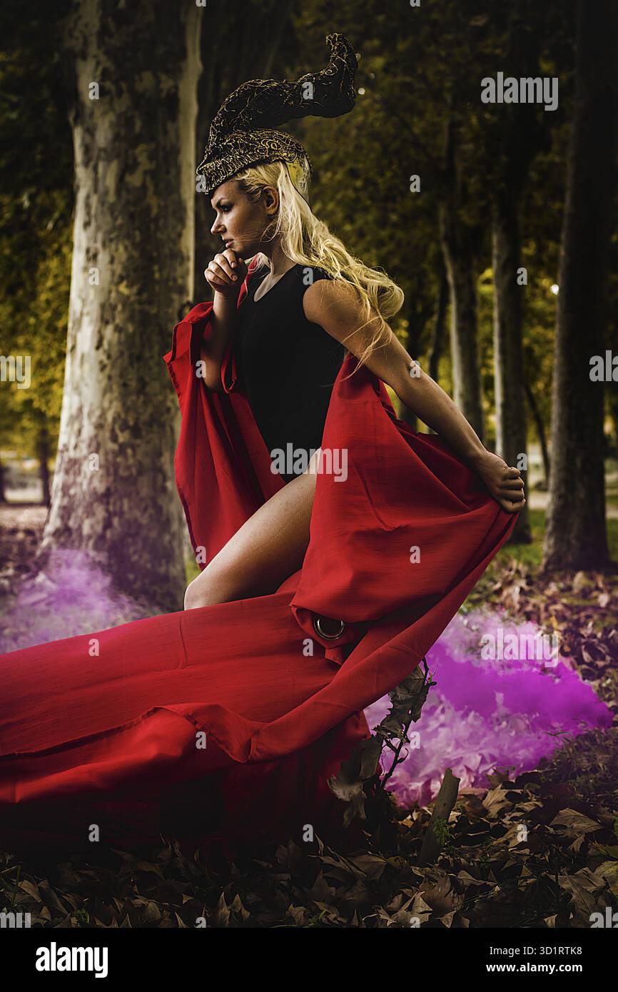 Femme guerrière blonde dans une forêt automnale Banque D'Images