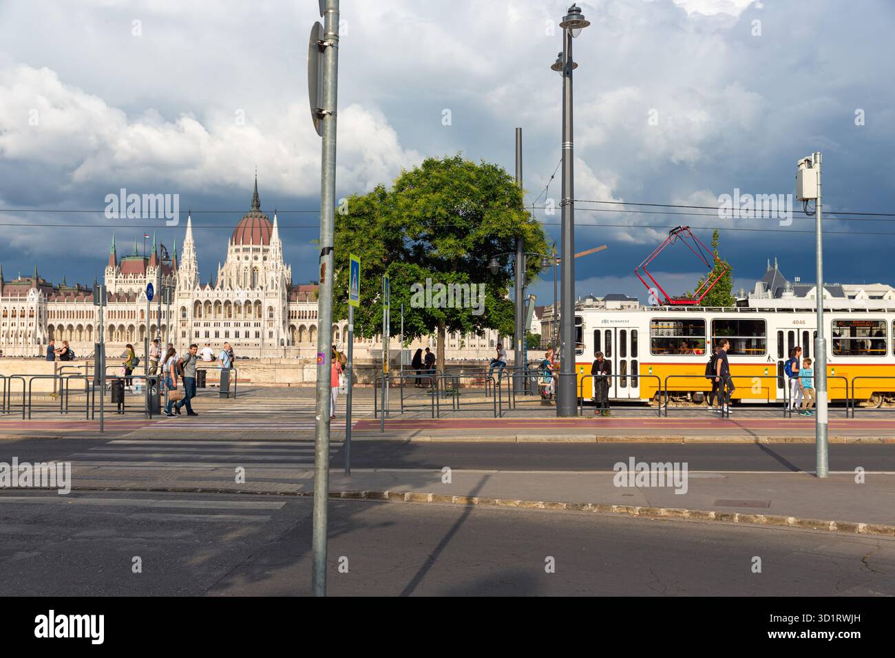 Le long du Danube et de l'arrêt de tram en face du bâtiment du parlement hongrois Banque D'Images
