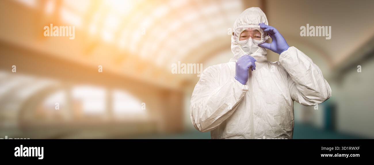 Bannière de médecin chinois masculin ou infirmière portant un masque facial protecteur et des gants chirurgicaux à l'hôpital Banque D'Images