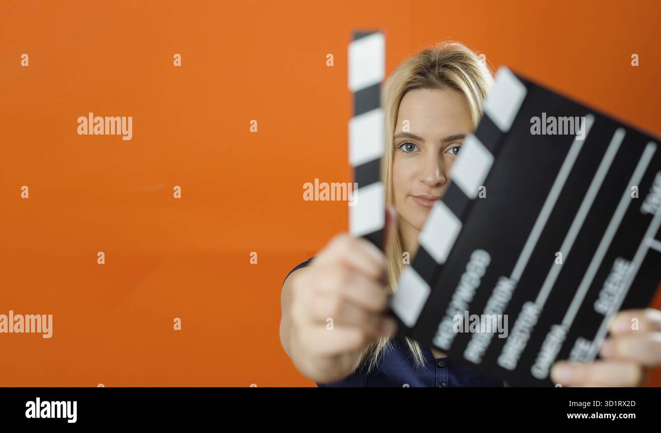 Femme tenant dans la main vide clair directeur classique noir faire de Meissen Banque D'Images