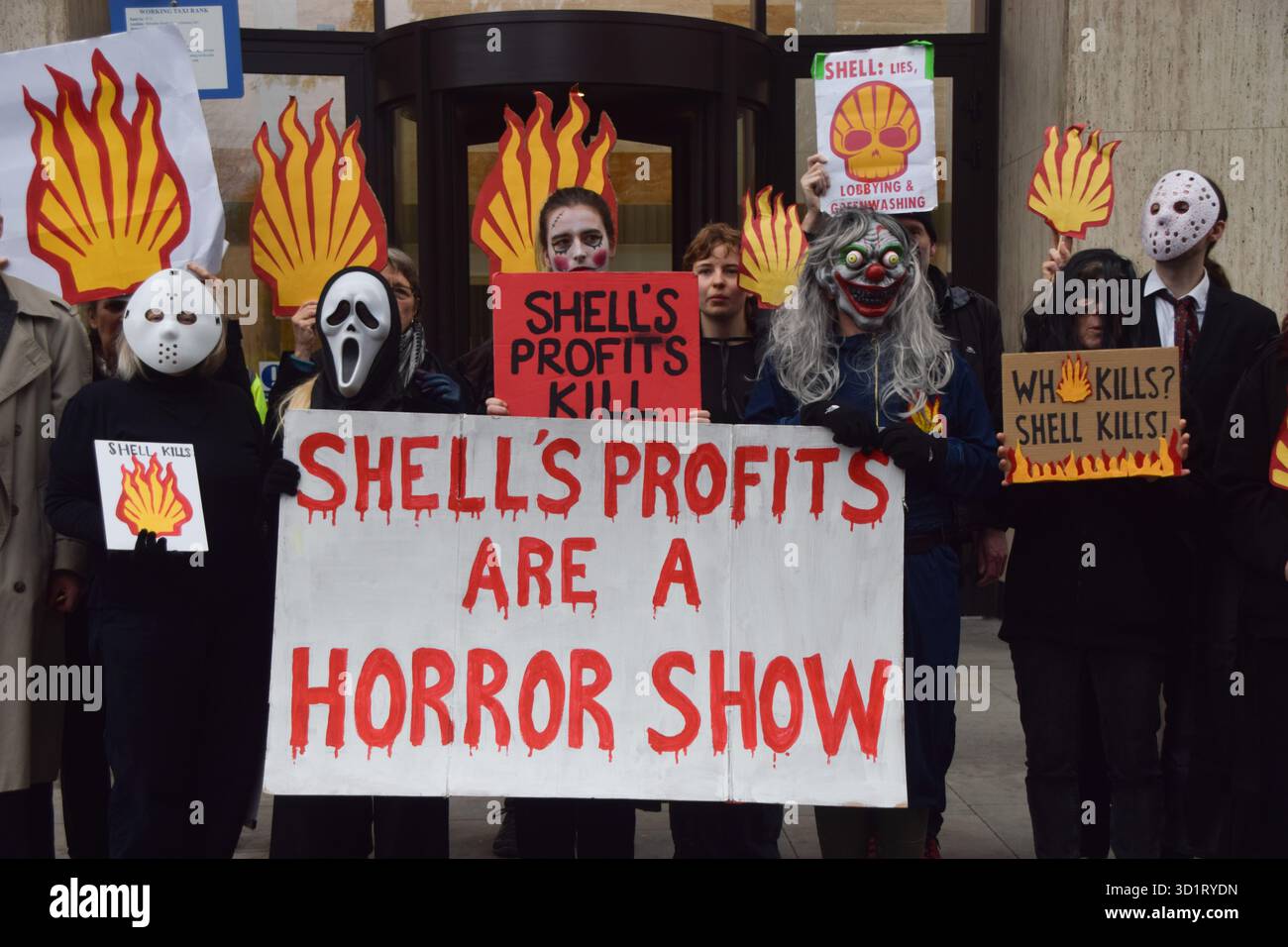 Londres, Royaume-Uni. 29 octobre 2025. Les militants pour le climat de Fossil Free London organisent une manifestation sur le thème d'Halloween contre Shell devant le siège du géant des combustibles fossiles à South Bank. Crédit : Vuk Valcic/Alamy Live News Banque D'Images