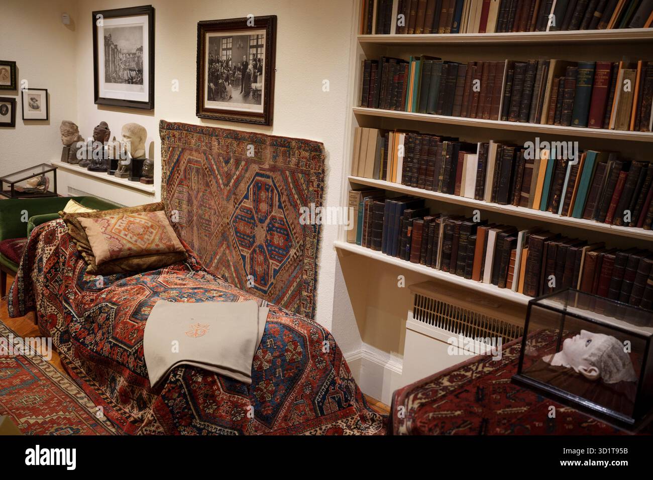 Canapé psychanalytique de Sigmund Freud dans son ancienne étude à sa maison du nord de Londres, le 29 octobre 2025, à Londres, Angleterre. Psychanalyste Sigmund Freud (1865-1939) a vécu et travaillé ici au 20 Maresfield Gardens à Hampstead après avoir fui l'Autriche annexée aux nazis - mais après sa mort juste un an plus tard, c'est sa fille Anna Freud qui a continué à travailler ici en psychologie psychanalytique de l'enfant jusqu'à sa propre mort en 1982. Le musée Freud contient les archives Freud de livres et d'objets anciens des voyages de Sigmund Freud qu'il a pu apporter intacts lorsqu'il a été forcé de fuir auparavant Banque D'Images