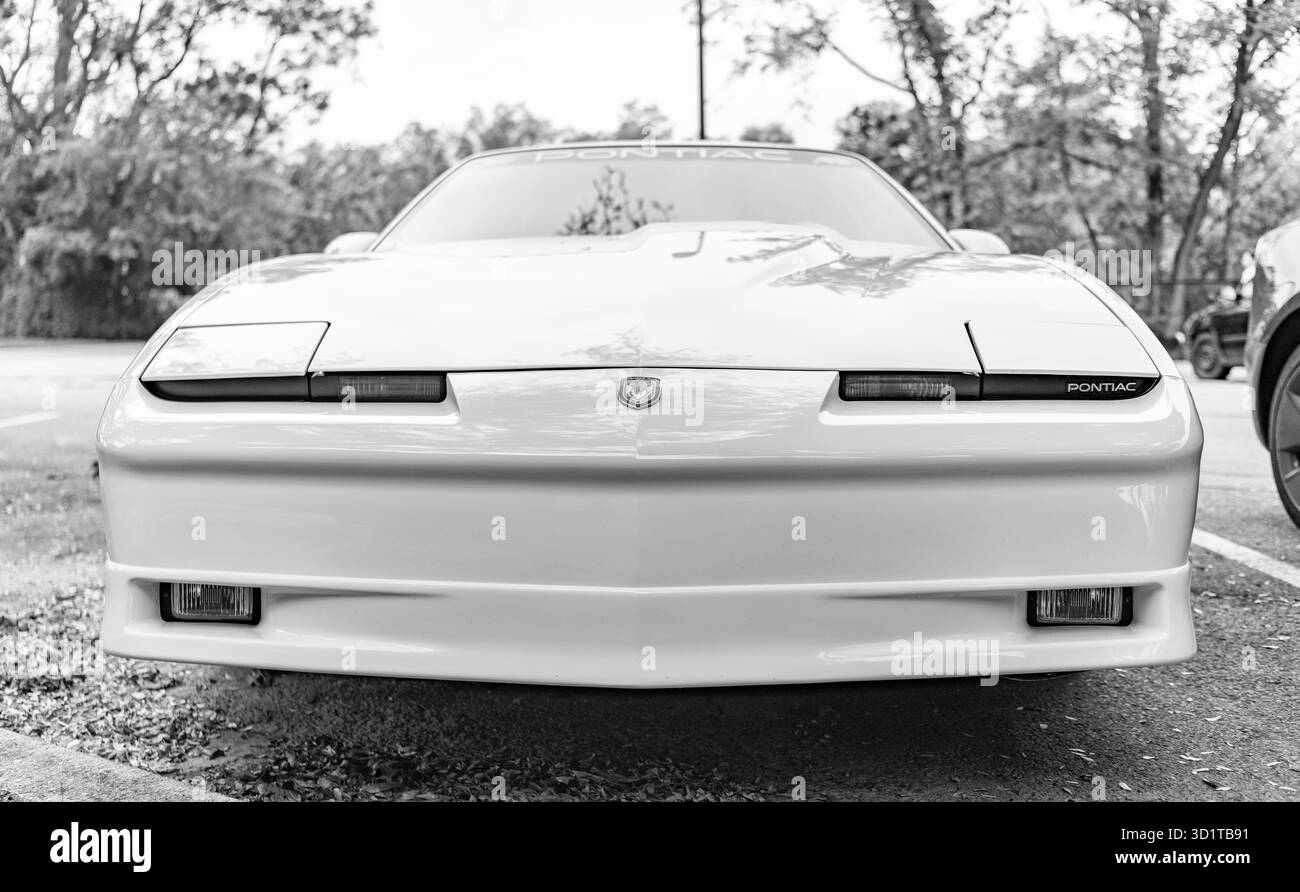 Chicago, Illinois - 29 septembre 2024 : 1992 Pontiac Firebird TRANS Am GTA couleur blanche. Pontiac Firebird TRANS Am GTA 1992 stationné dans la rue. avant Banque D'Images