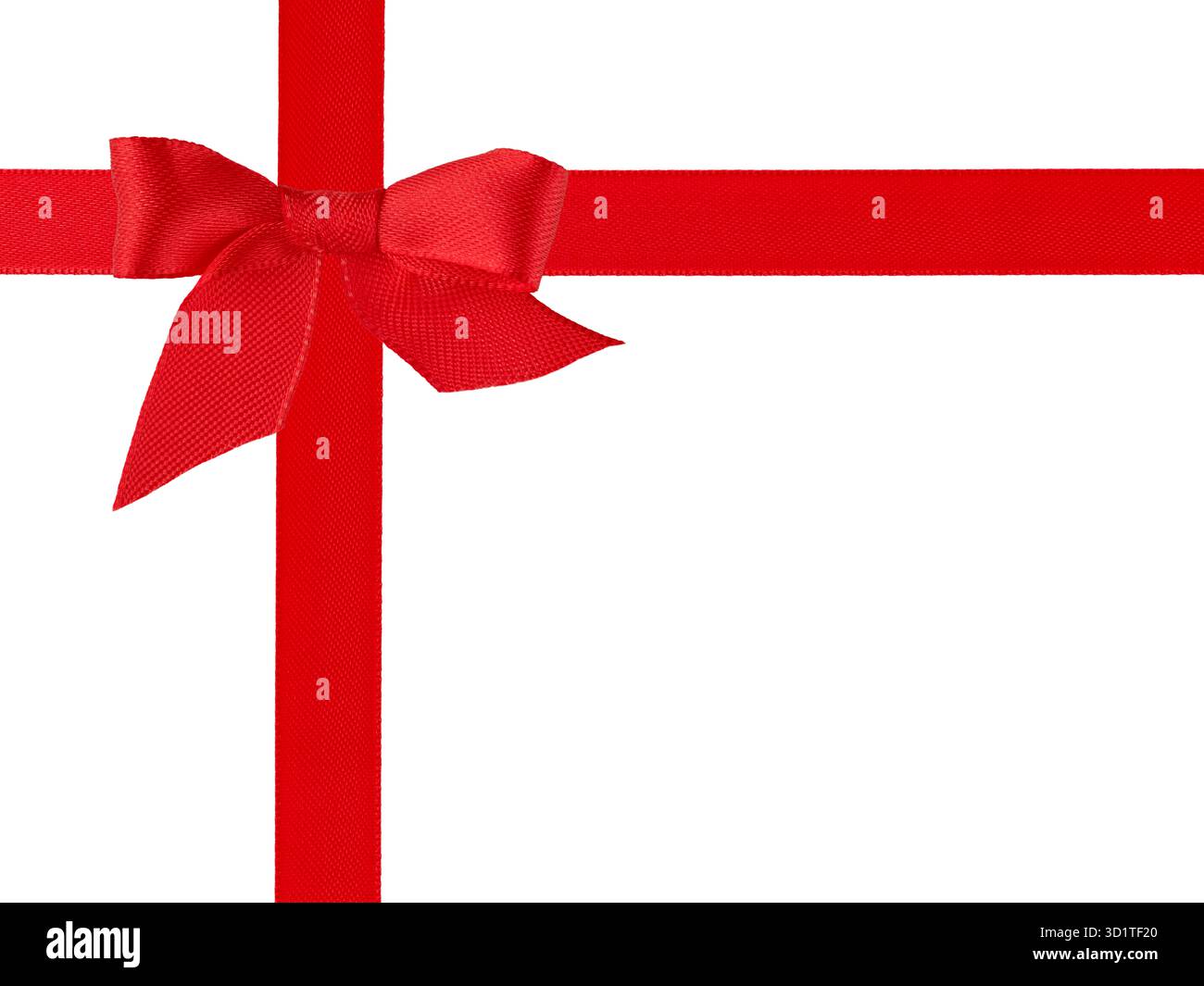 Ruban de satin rouge avec arc rouge disposé en croix isolé sur fond blanc avec chemin de découpage. Concept de vente des fêtes. Elément de conception. Banque D'Images