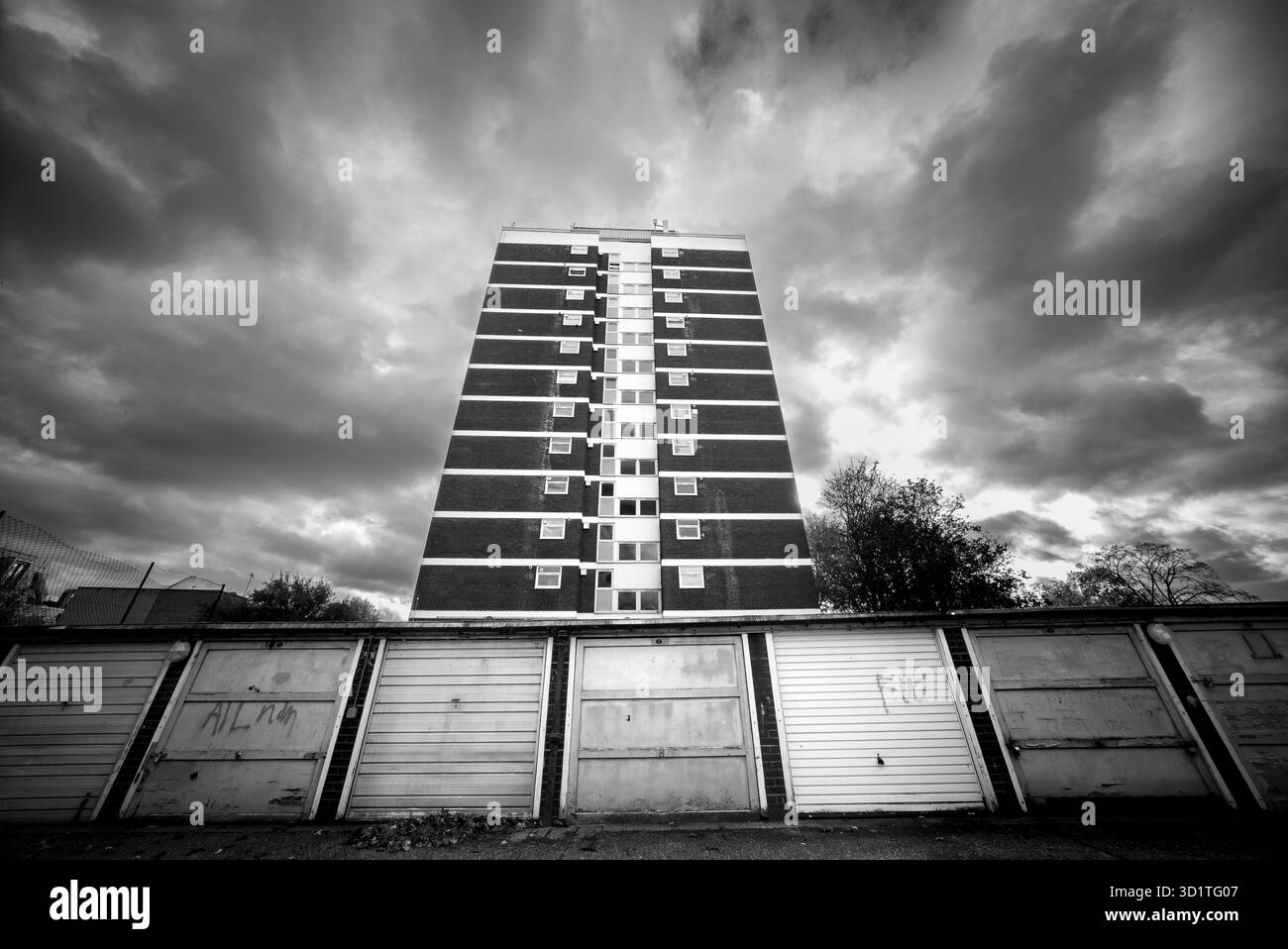 High Rise council appartements au-dessus d'un bloc de garages verrouillés Kentish Town Banque D'Images