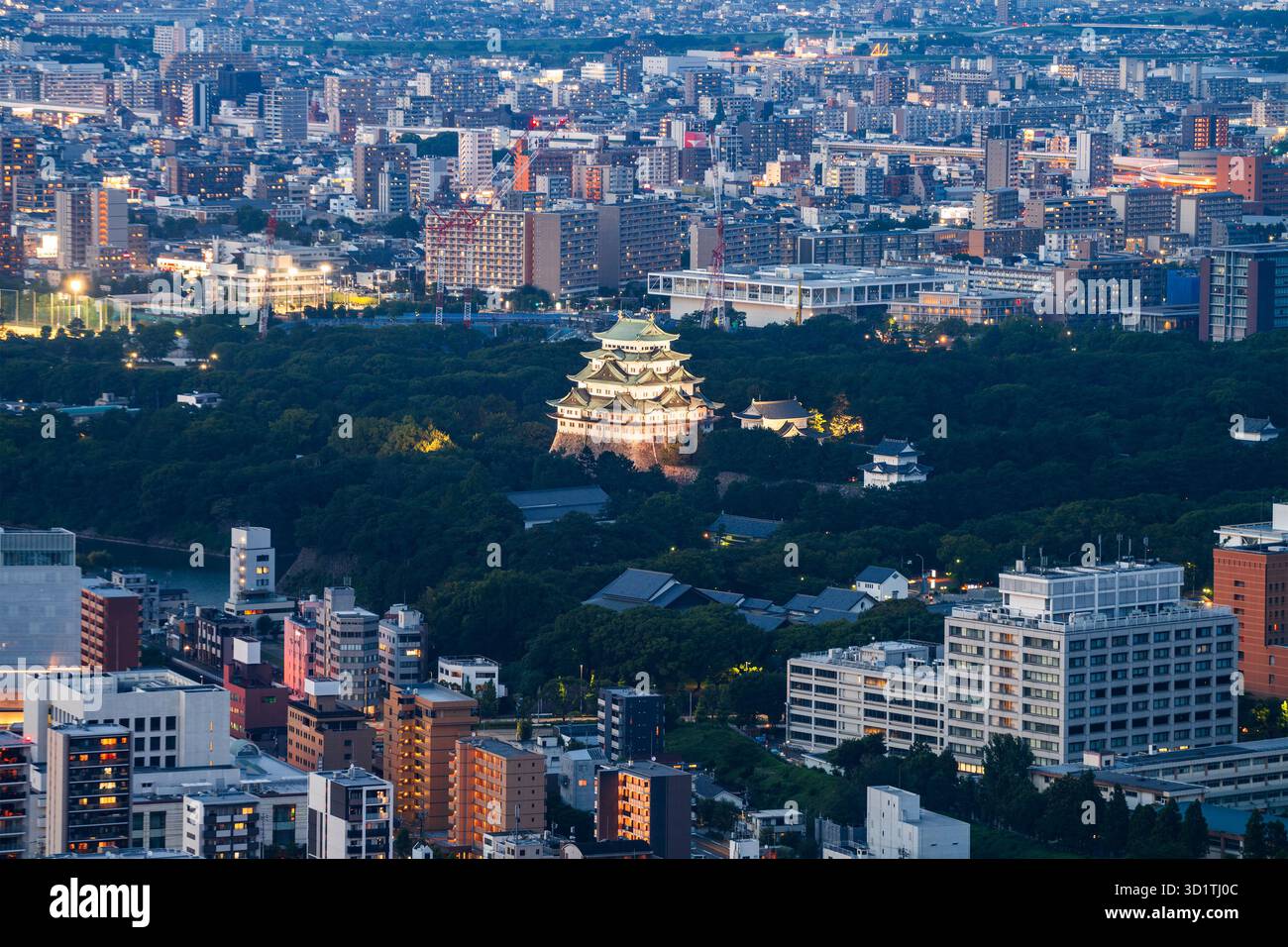 Nagoya, Japon paysage urbain du centre-ville au crépuscule avec les jardins du château. Banque D'Images