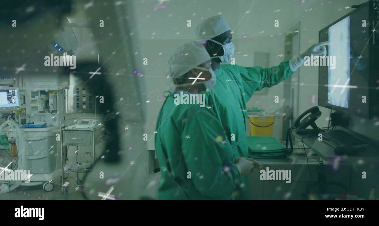 Le chirurgien pointant indiquant les résultats du moniteur à un collègue observateur en salle d'opération, copier l'espace Banque D'Images