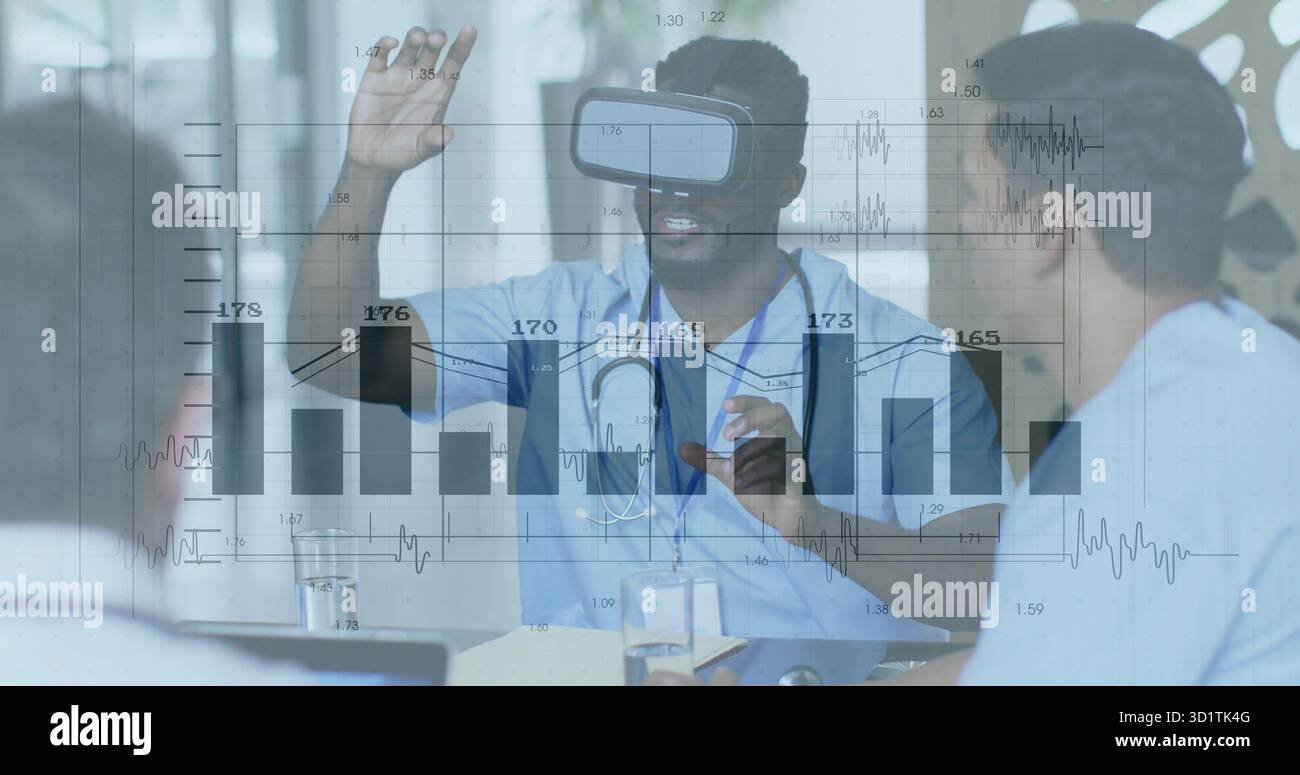 Médecin gestuel portant un casque VR, stéthoscope à la salle de formation de l'hôpital, affichage de la superposition de données Banque D'Images
