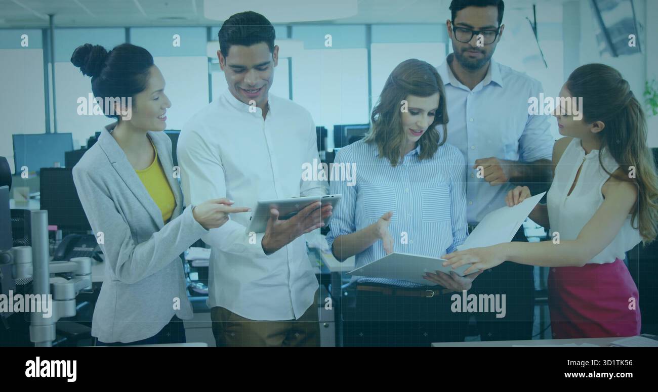 Examen de cinq professionnels collaborant autour du bureau dans un bureau moderne, avec tablette et rapports Banque D'Images