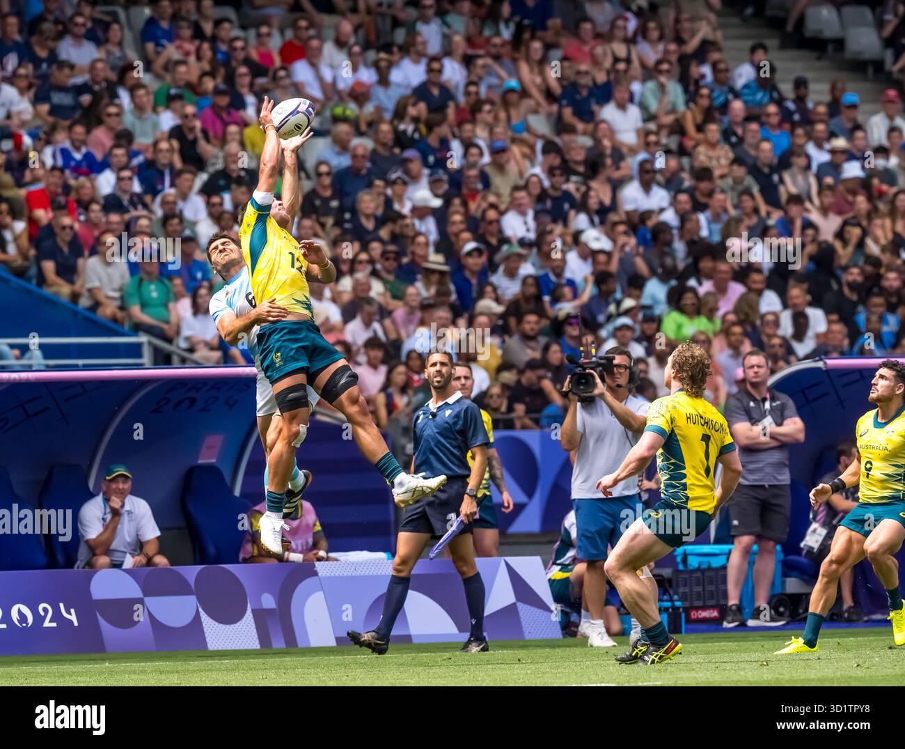 25 juil. 2024-Paris, FRA ; équipe B Rugby sept hommes : L'attaquant de l'équipe australienne Nathan Lawson (12) (AUS) se bat pour le ballon pendant le match entre l'équipe Banque D'Images