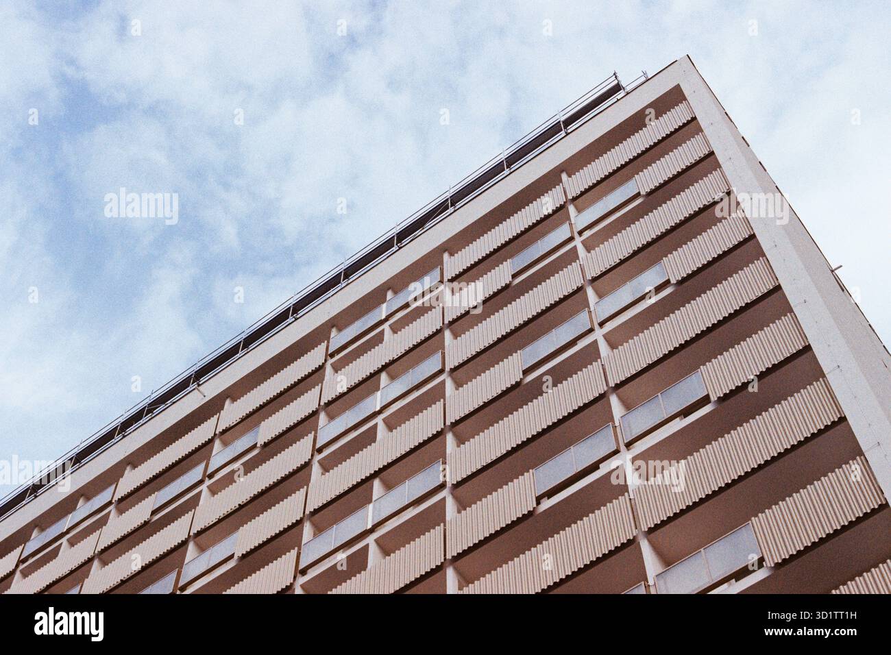 Façade de l'immeuble dans le Grunaer Str. 5 à 01069 Dresde. Bâtiment préfabriqué de type P 27 avec les balcons de chaque appartement. Banque D'Images