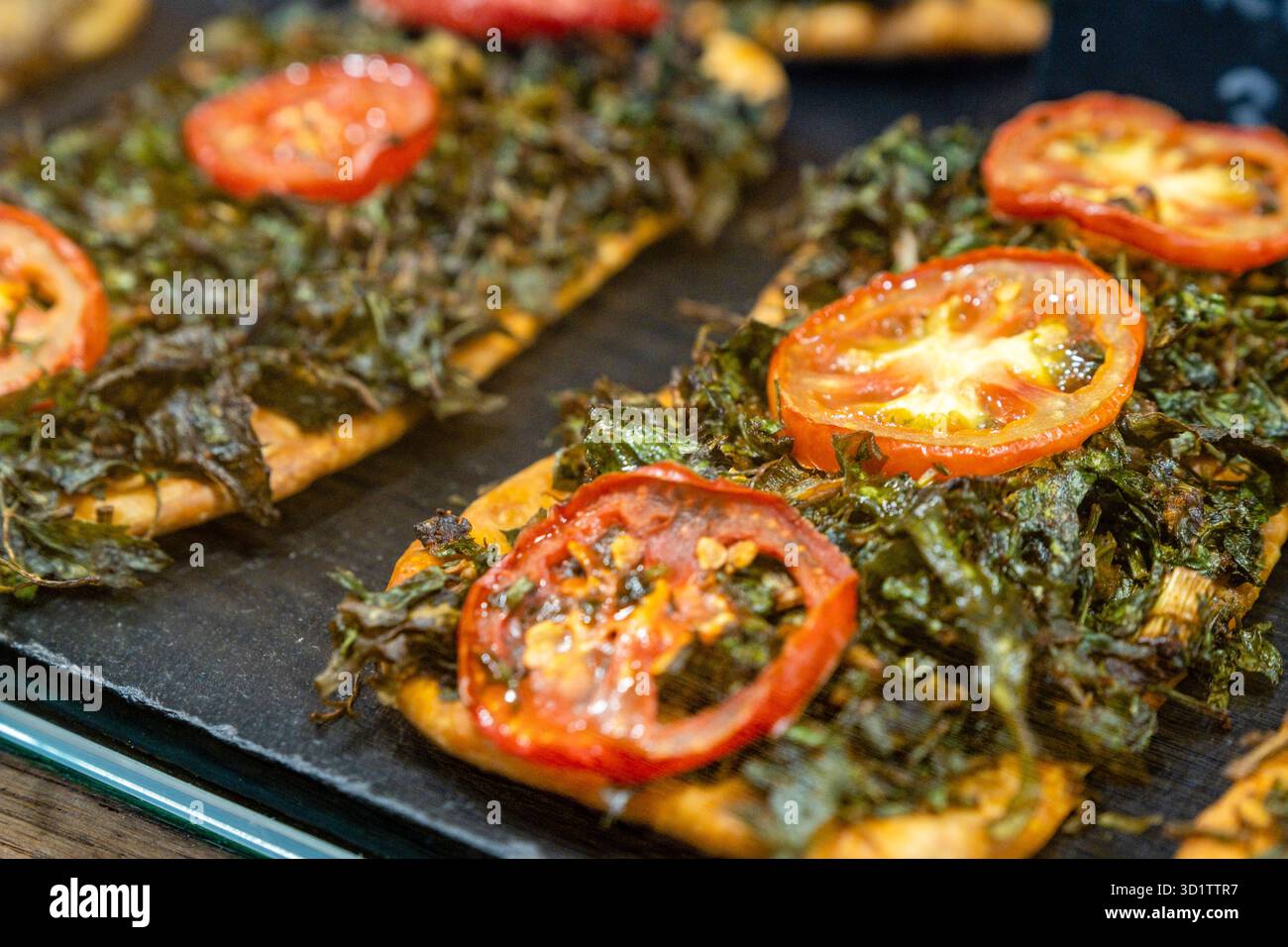 Pizza majorquine au persil et à la tomate Banque D'Images