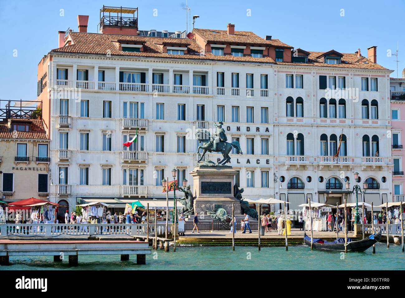 Monument à Victor Emmanuel II,. Hotel Londra Palace, Riva degli Schiavoni, Gran canal, Venise, Venise, Venise, Vénétie, Italie, Europe. Banque D'Images