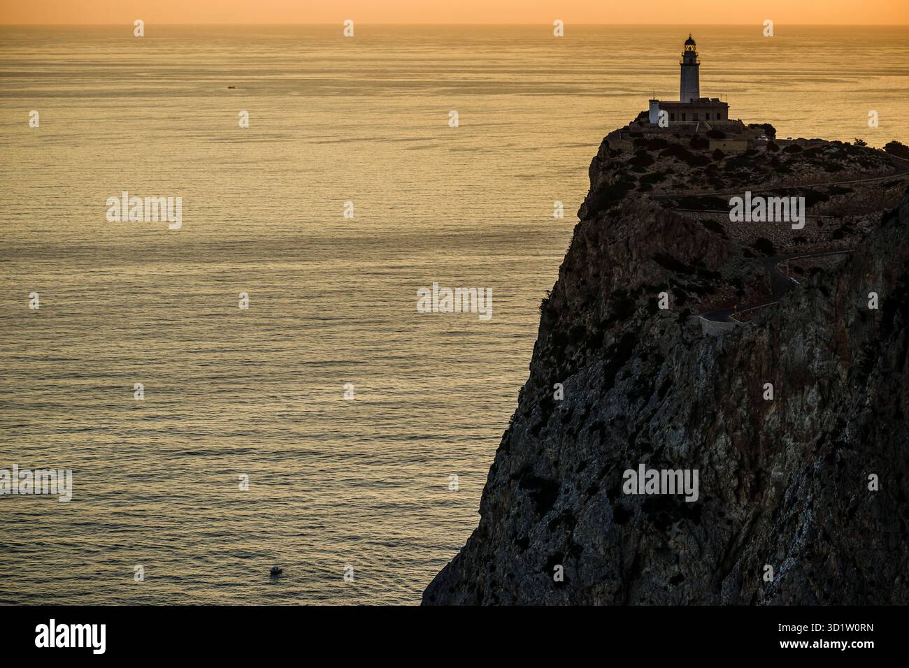 Lever de soleil depuis le phare de Formentor, conçu par Emili Pou en 1927, cap Formentor, Pollença, Majorque, Îles Baléares, spa Banque D'Images