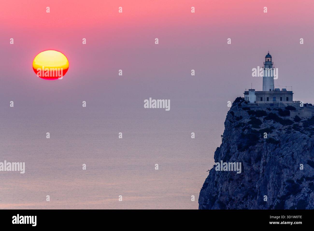 Lever de soleil depuis le phare de Formentor, conçu par Emili Pou en 1927, cap Formentor, Pollença, Majorque, Îles Baléares, spa Banque D'Images