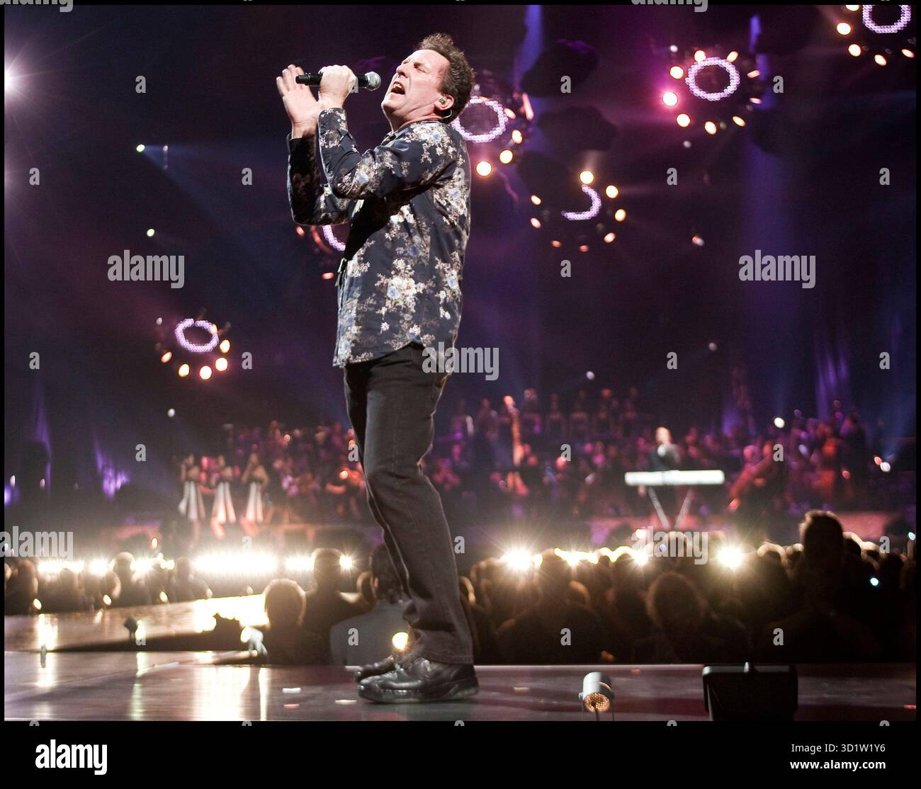 Andy Mccluskey du groupe synthpop britannique Orchestral Manoeuvres in the Dark, lors de la 25e édition de la nuit des Proms à Arnhem Holla Banque D'Images