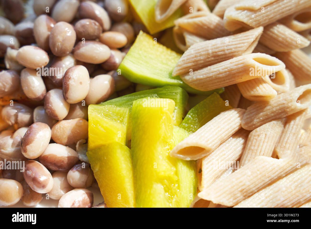 Manger des aliments sains.Salade de calcium biologique avec légumes et micro-vert.Plaque Banque D'Images