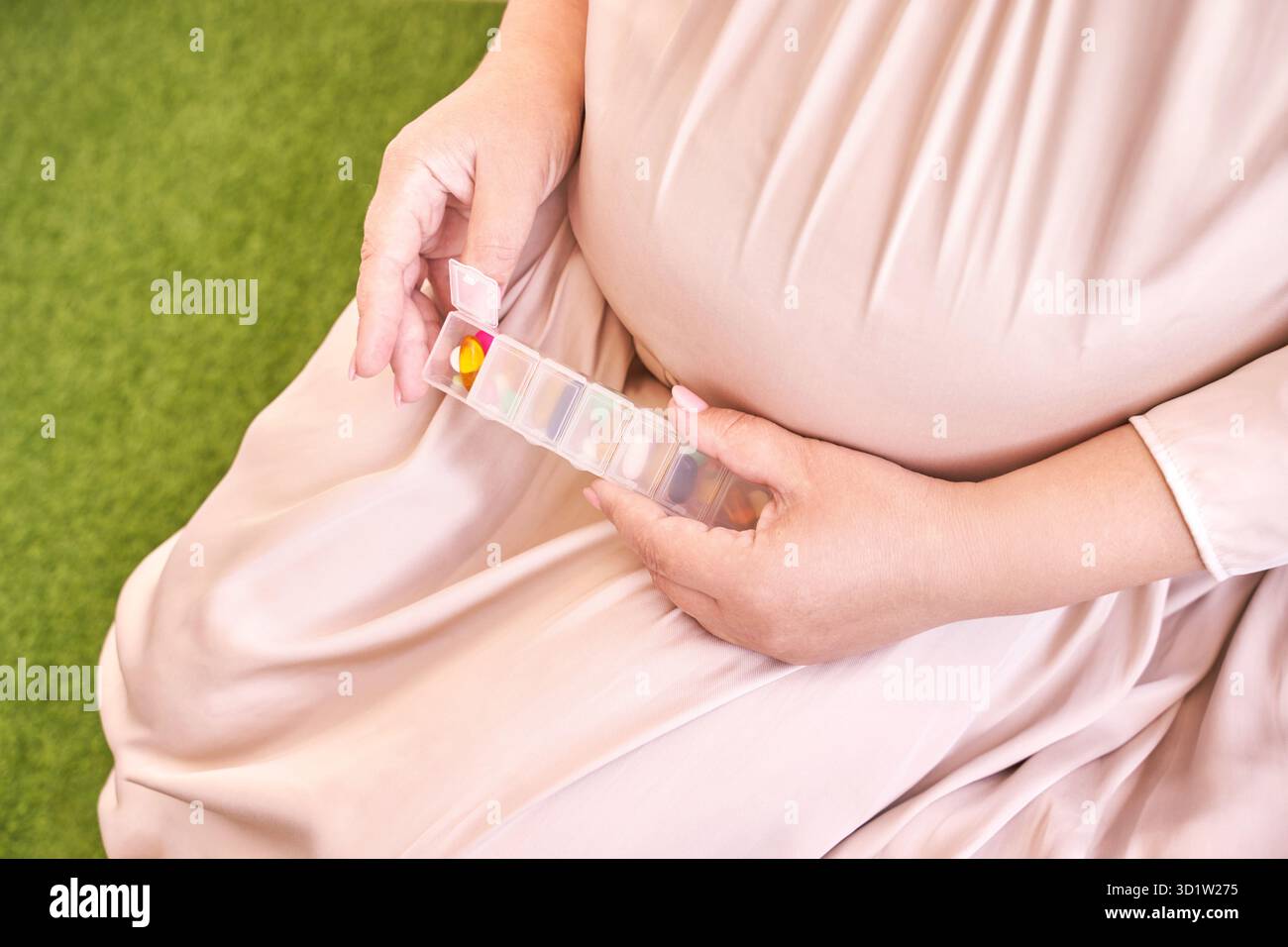 La femme enceinte mange des pilules de grossesse.Suppléments de grippe.Prendre des médicaments contre les allergies. Banque D'Images