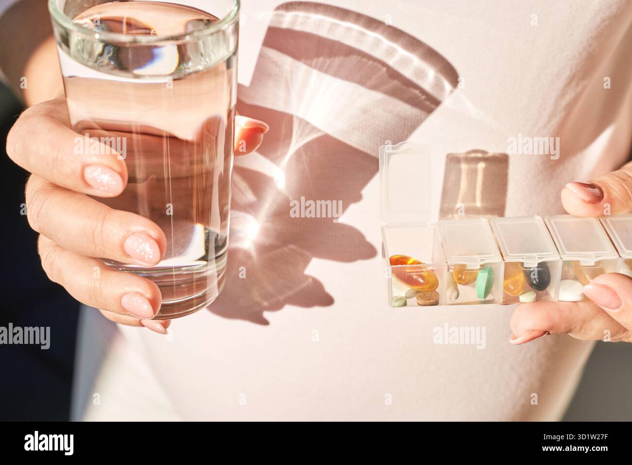 La femme enceinte mange des pilules de grossesse.Suppléments de grippe.Prendre des médicaments contre les allergies. Banque D'Images