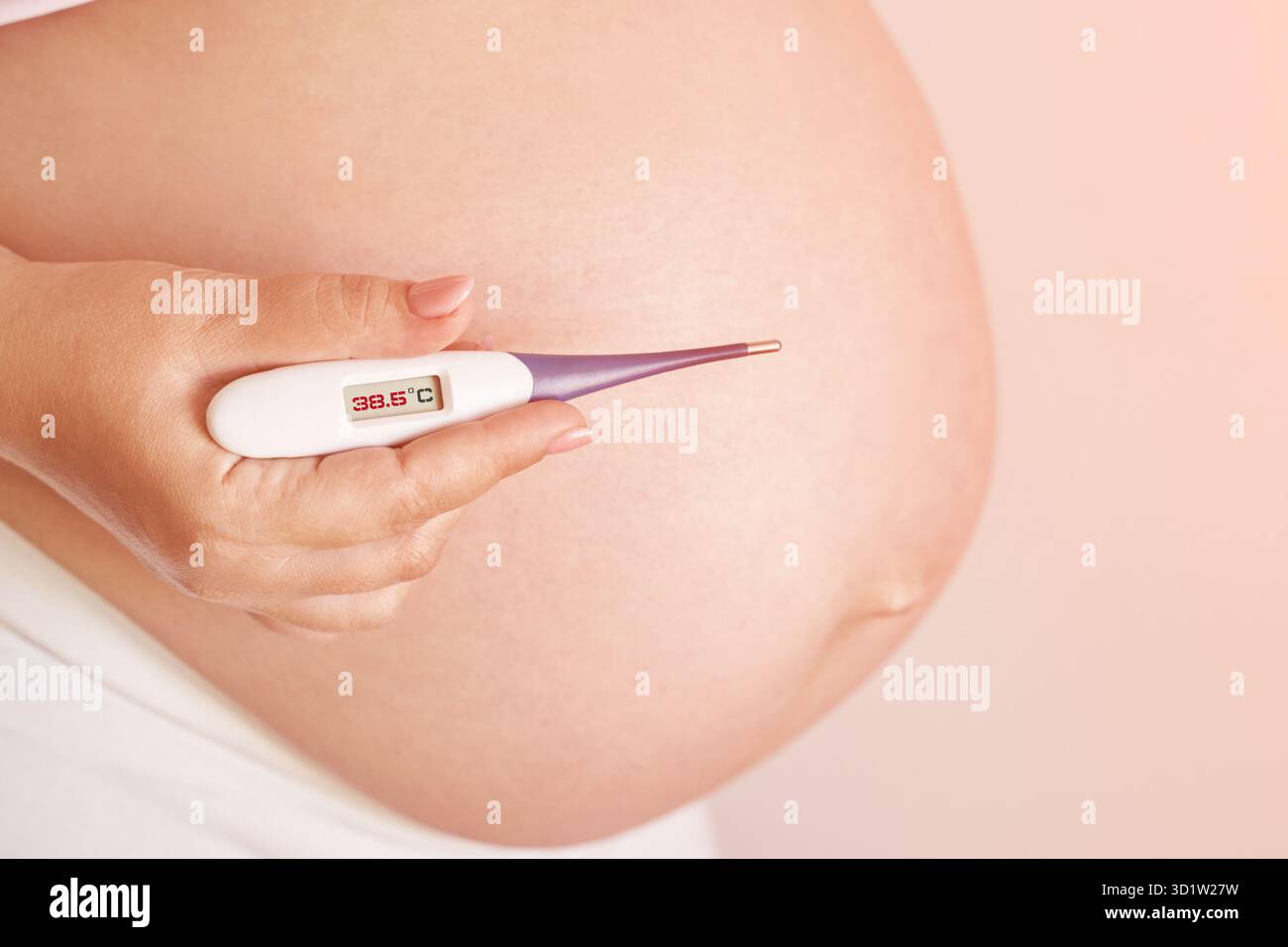 Femme enceinte tenant un thermomètre de fièvre. Traitement de la grippe. Corps humain. Femme malade à la maison Banque D'Images