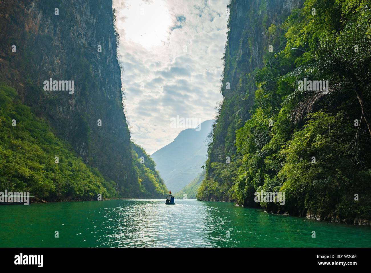 Vue sur la croisière en bateau sur la rivière NHO que à Ha Giang, au nord du Vietnam. Paysage populaire de la route de Ha Giang Loop au Vietnam Banque D'Images