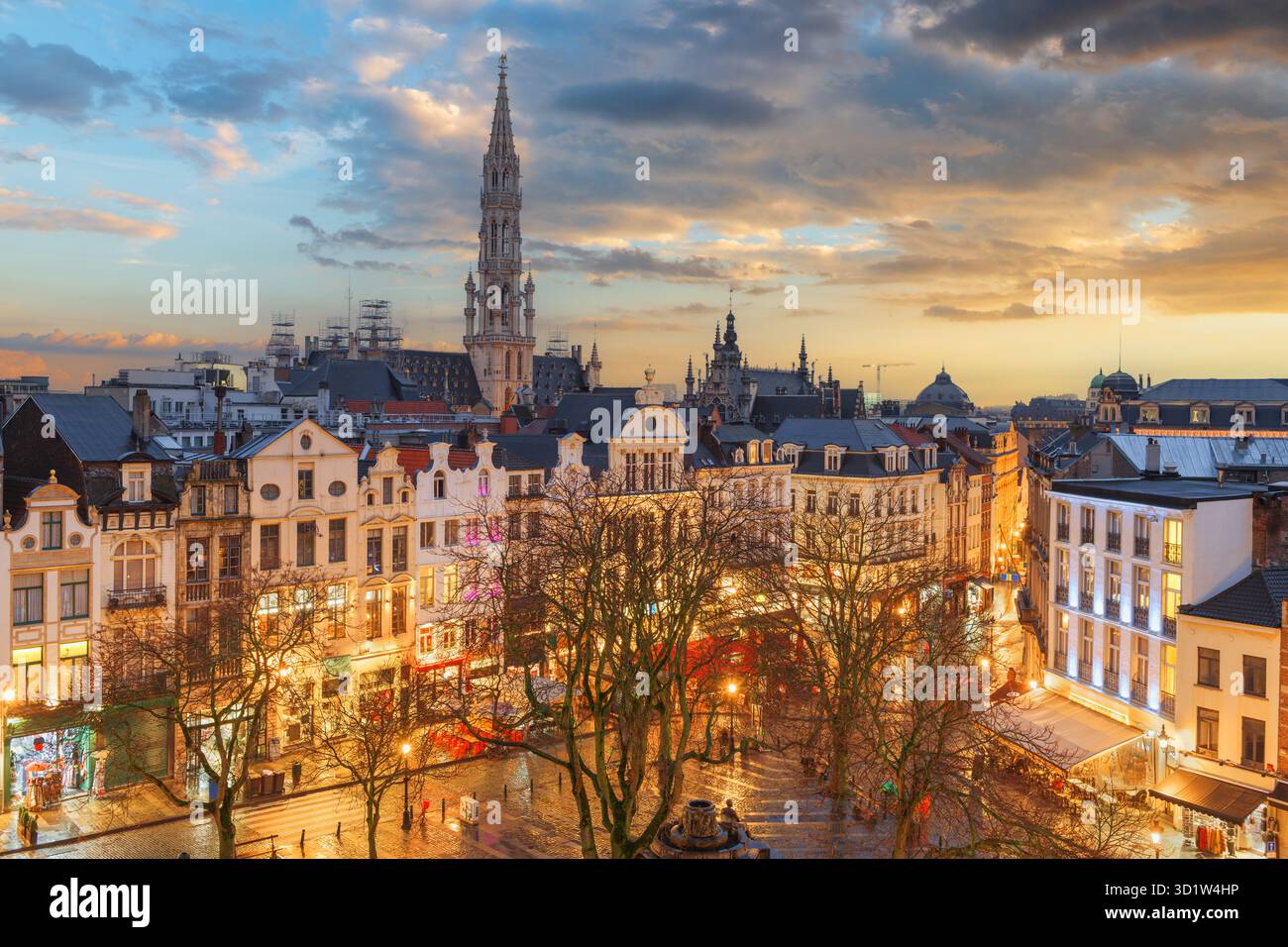 Bruxelles, Belgique plaza et horizon avec la tour de l'hôtel de ville au crépuscule. Banque D'Images