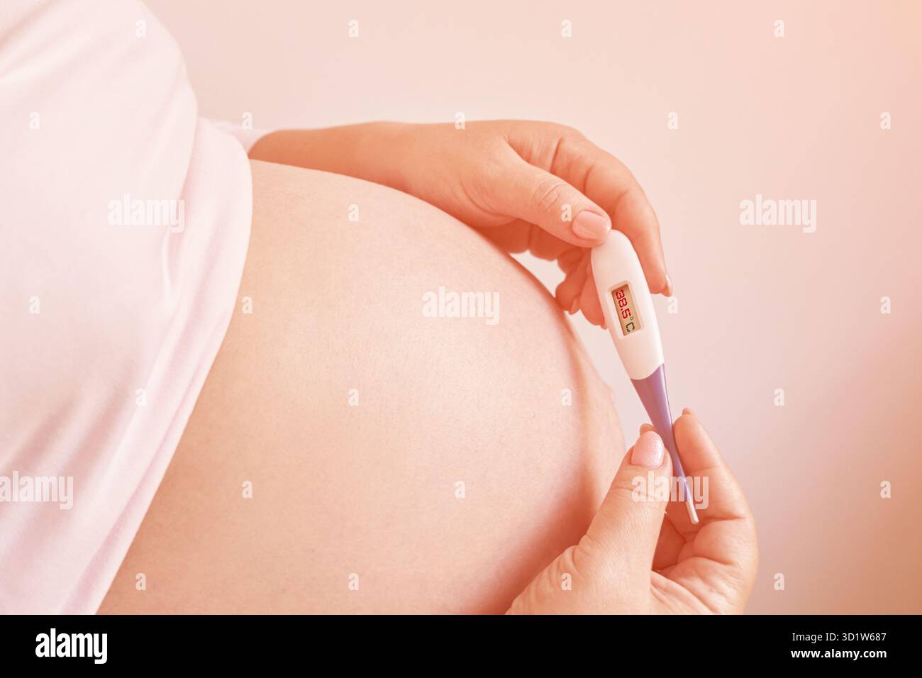 Femme enceinte tenant un thermomètre de fièvre. Traitement de la grippe. Corps humain. Femme malade à la maison Banque D'Images