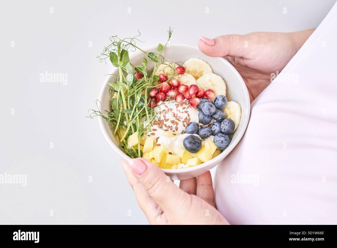 Femme enceinte mangeant des aliments sains.Salade de calcium biologique.Fruits et micro-vert Banque D'Images