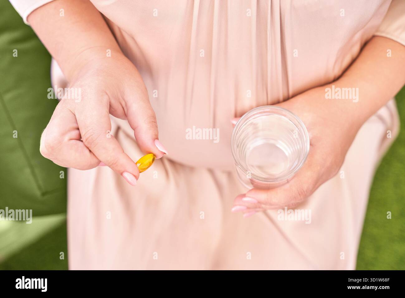 La femme enceinte mange des pilules de grossesse.Suppléments de grippe.Prendre des médicaments contre les allergies. Banque D'Images