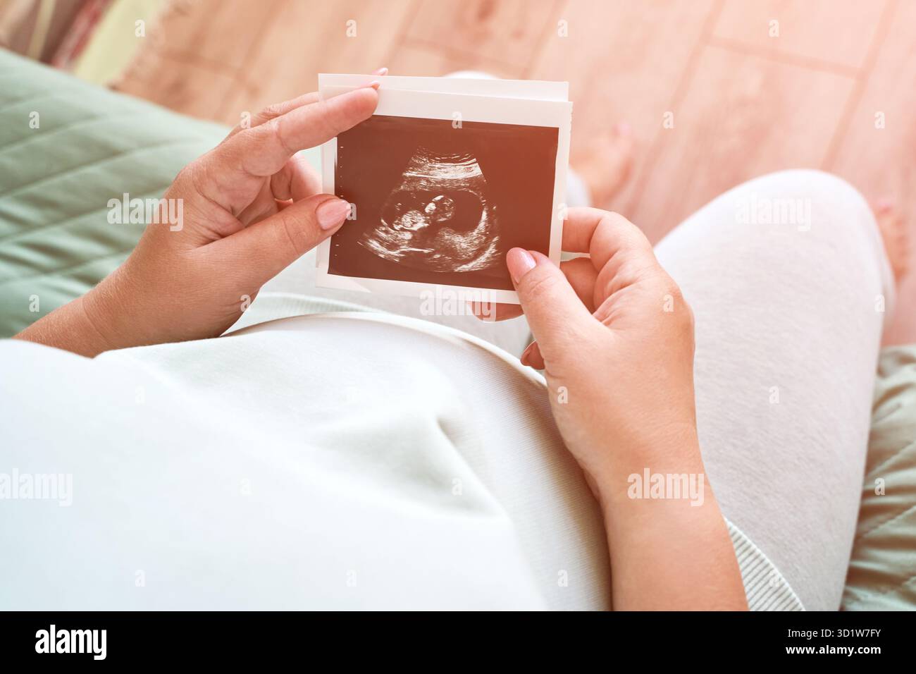 Ventre enceinte avec image de résultat d'échographie.Femme voir le visage d'enfant non borné Banque D'Images