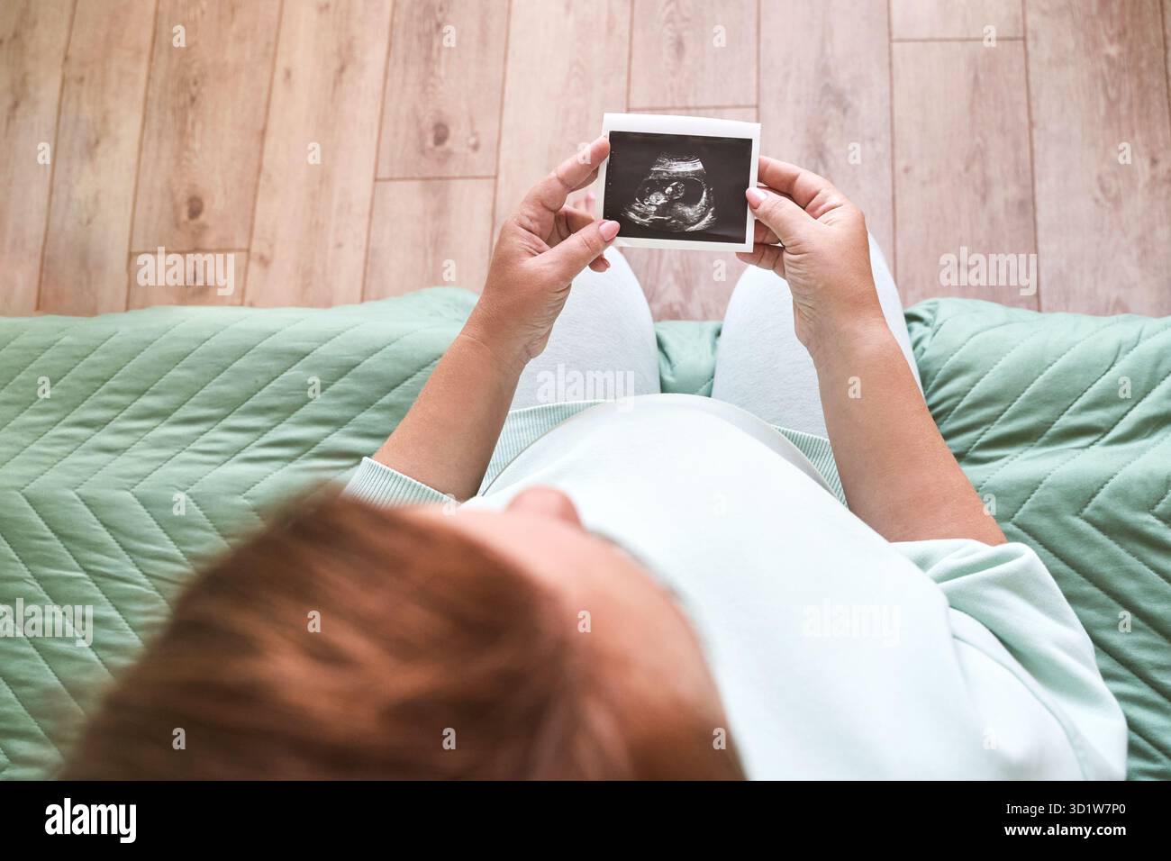 Ventre enceinte avec image de résultat d'échographie.Femme voir le visage d'enfant non borné Banque D'Images