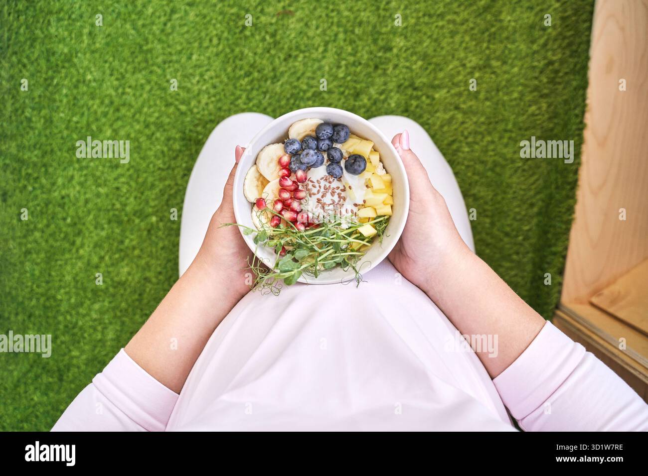 Femme enceinte mangeant des aliments sains.Salade de calcium biologique.Fruits et micro-vert Banque D'Images