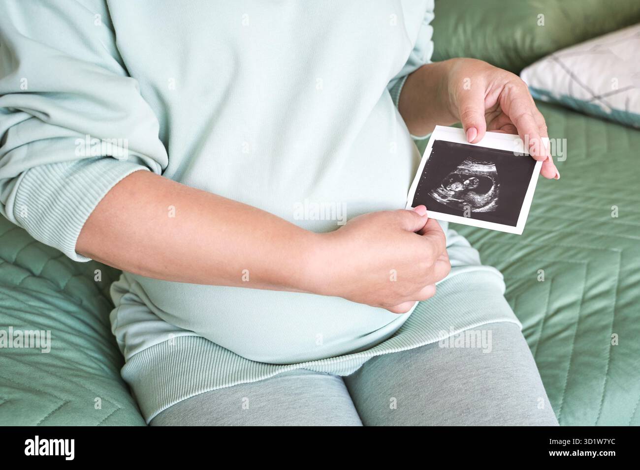 Ventre enceinte avec image de résultat d'échographie.Femme voir le visage d'enfant non borné Banque D'Images