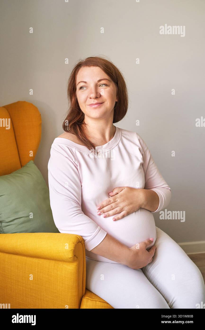 Soins pour la peau des femmes enceintes.Routine du matin.Femme ventre.Drainage féminin Banque D'Images