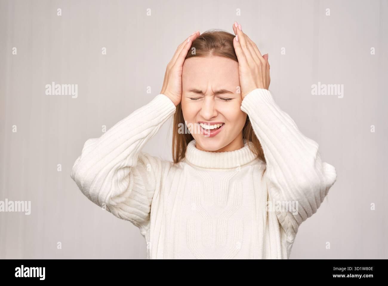 Jeune femme au bureau. Yeux fatigués. Style de vie de stress féminin. Nouvelle éducation normale Banque D'Images