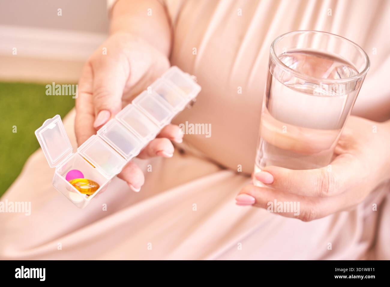 La femme enceinte mange des pilules de grossesse.Suppléments de grippe.Prendre des médicaments contre les allergies. Banque D'Images