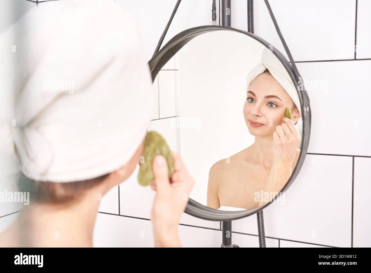 Jeune femme faisant la routine matinale. Traitement de maternité en salle de bain. Les soins de santé Banque D'Images