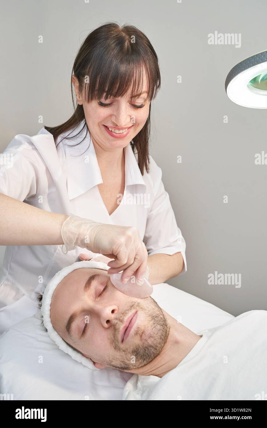 Médecin traitant la routine de peau.Soins de maternité de salon.Concept de soins de santé Banque D'Images