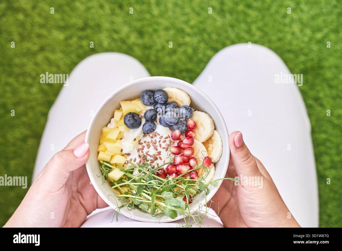 Femme enceinte mangeant des aliments sains.Salade de calcium biologique.Fruits et micro-vert Banque D'Images