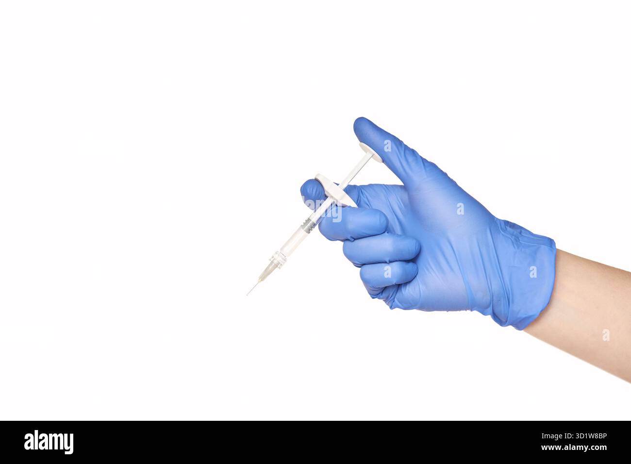 La personne présente dans un gant bleu tient la seringue du flacon de vaccin. Concept de pharmacie d'injection Banque D'Images