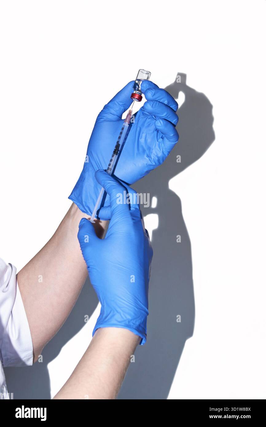 Médecin tenant le flacon avec injection dans les mains des gants. Laboratoire de pharmacie Banque D'Images