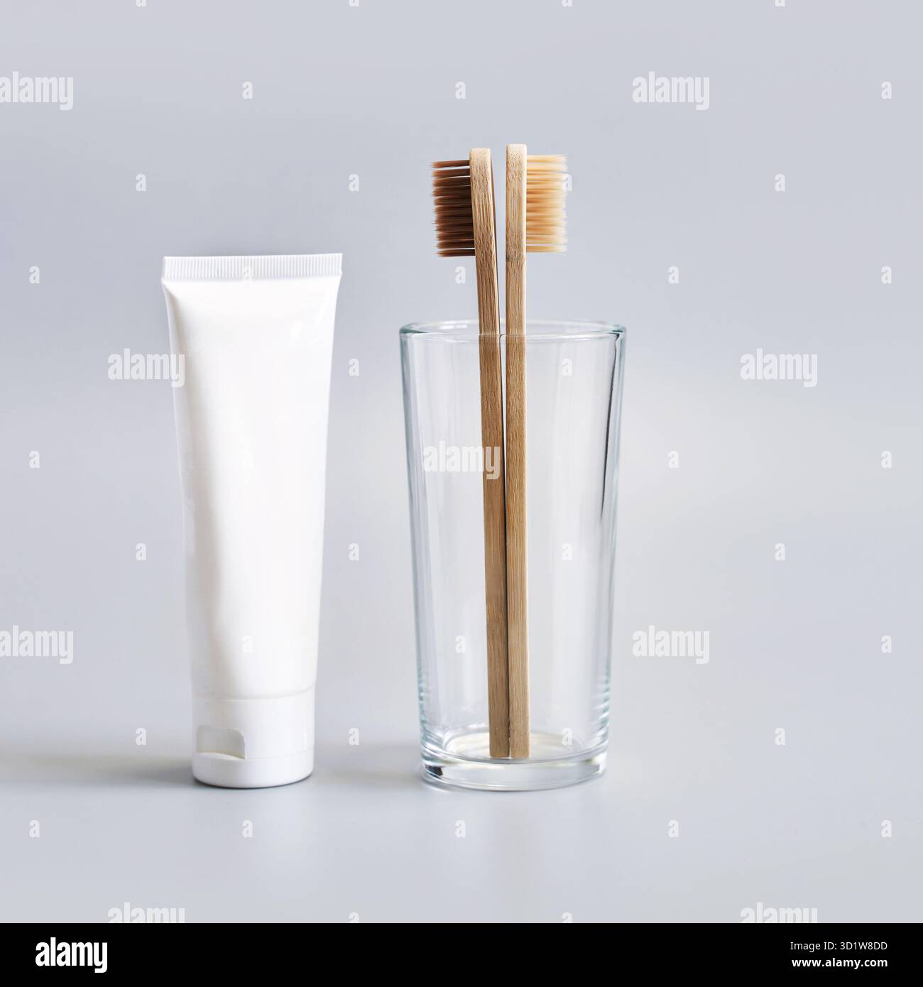 Brosse à dents écologique sur fond gris. Badigeonner le verre. Produit buccal durable Banque D'Images