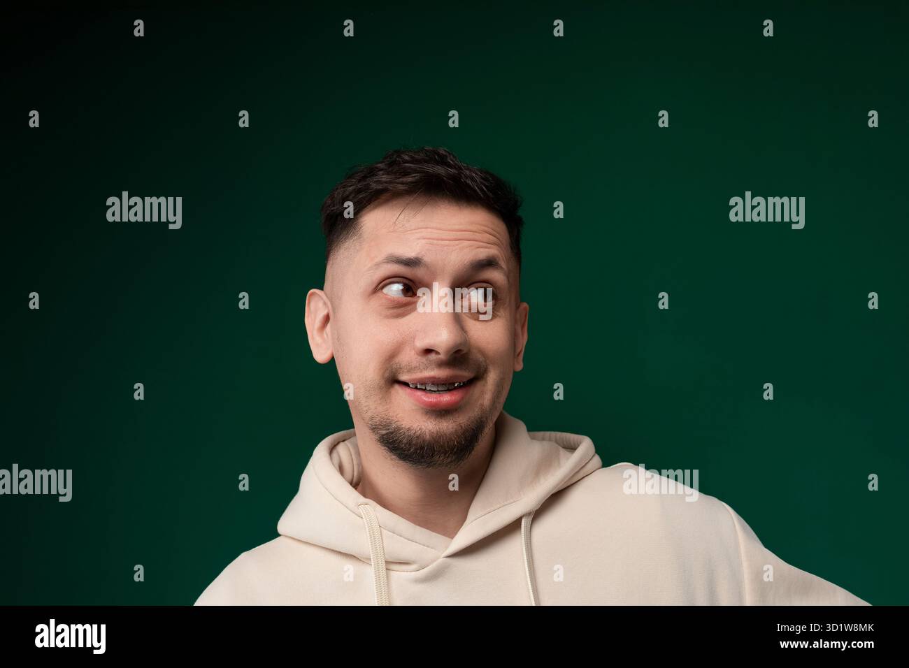 Homme en Hoodie faisant drôle de visage Banque D'Images