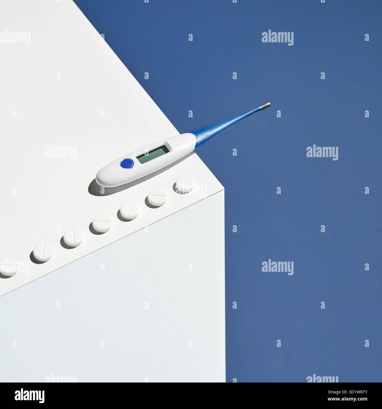 Concept de médecine. Cube bleu et blanc. Pilules contre la grippe Banque D'Images